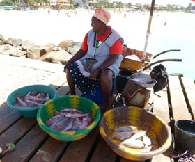 Fischfrau am Pier in Santa Maria